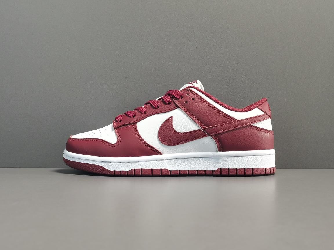 Nike Dunk Low en burdeos