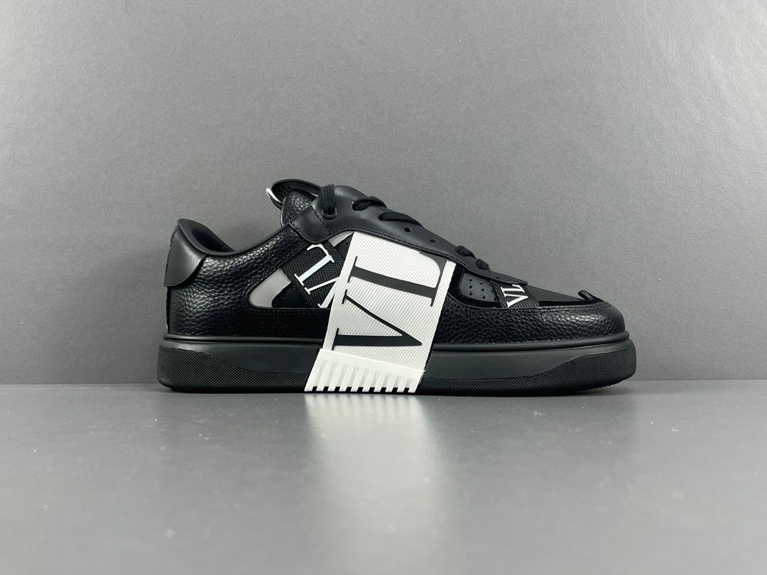 Valentino Garavani VL7N Black