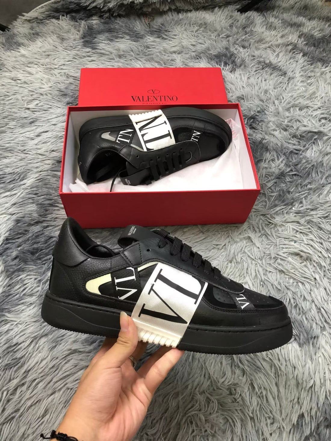 Valentino Garavani VL7N Black